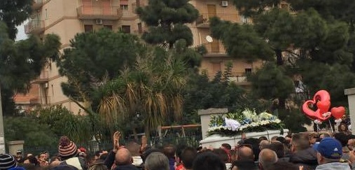 Siracusa. Commozione e cori da stadio per l’ultimo saluto al 27enne aretuseo morto la scorsa settimana