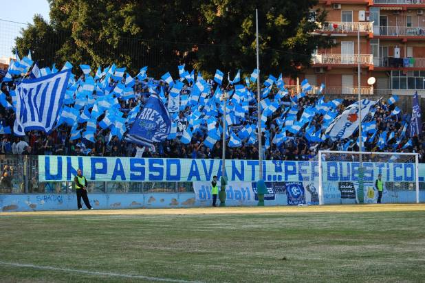 Città di Siracusa e il derby del sabato sera. Contro il Noto, match in notturna al De Simone