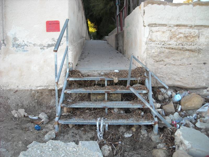Siracusa. Staccato uno dei passamano della scaletta, per accedere alla spiaggia di Fontane Bianche