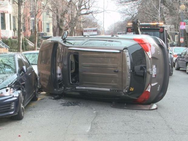 Lentini: fuggono da una pattuglia dei Carabinieri e si schiantano su 5 auto parcheggiate