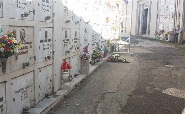 Augusta. Rubano i fiori dai loculi del cimitero, denunciate tre donne dalla Polizia