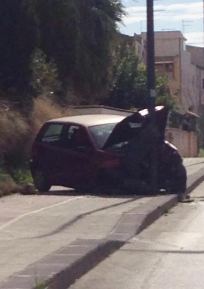 Siracusa. Incidente stradale in via Unità d’Italia, auto si schianta contro un palo