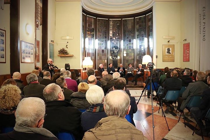 Siracusa: applausi durante la presentazione del libro di Turi Raiti