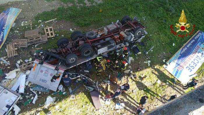 Sicilia. Tir precipita giù dal cavalcavia dell’autostrada Palermo-Catania. Muore l’autista 22enne