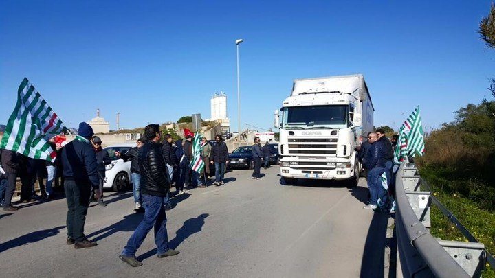 Siracusa. Vertenza Versalis, protesta e volantinaggio dei lavoratori. Traffico in tilt alla Targia