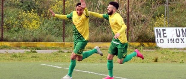 Gigi Calabrese e Claudio Fichera festeggiano dopo il gol del 2 a 0
