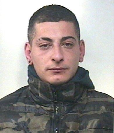 Noto. Minaccia la compagna ed i Carabinieri con un coltello da cucina. Arrestato