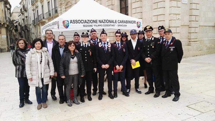Siracusa, volantini e mimose in piazza Duomo contro la violenza sulle donne