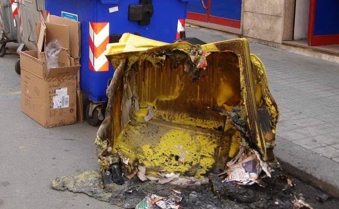 Siracusa, brucia i cassonetti dell’immondizia: denunciato un 37enne dalla Polizia