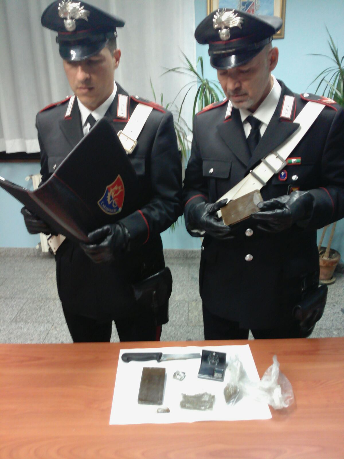 Floridia, trovati in possesso di hashish e marijuana: uno ai domiciliari, l’altro in libertà