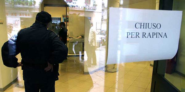 Siracusa, rapinato un negozio in via Irlanda: 2 giovani con pistola e passamontagna portano via 350 euro