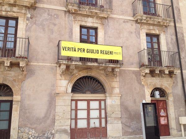 Siracusa: “Verità per Giulio Regeni”. Lo striscione di solidarietà dei dipendenti della Soprintendenza ai Beni Culturali
