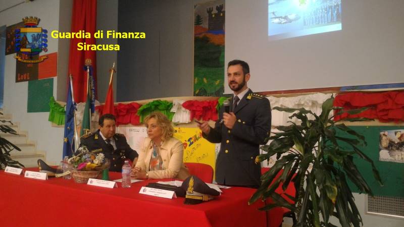 La Guardia di Finanza incontra gli studenti di Rosolini e Francofonte per parlare di legalità
