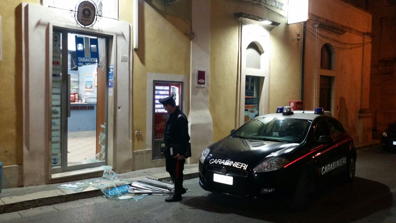 Rosolini. Furto con spaccata ai danni di una tabaccheria