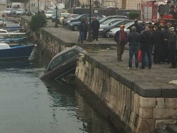 Siracusa, auto in mare in piazza delle Poste. Conducente si libera dall’abitacolo in tempo, sta bene
