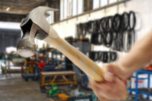 Siracusa, litiga con un uomo e lo minaccia con due martelli: 67enne denunciato dalla Polizia