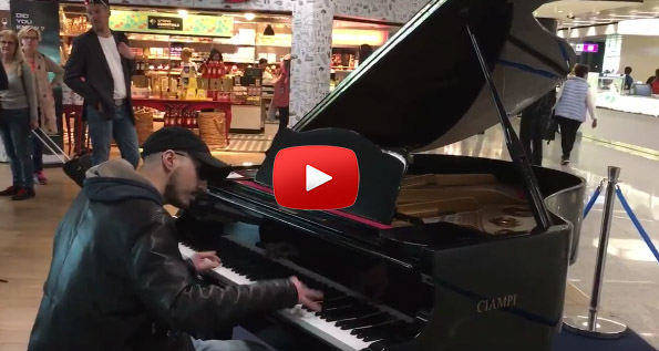 Suona il piano all’aeroporto: standing ovation per il musicista siciliano Danilo Cristaldi
