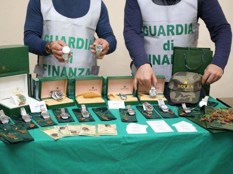 Catania, Finanza sequestra rolex falsi venduti su facebook, denunciato responsabile
