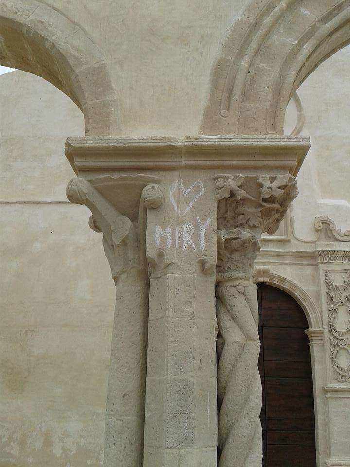 Siracusa. La Basilica di San Giovanni vandalizzata con un “messaggio d’amore”. Esplode la rabbia nei social