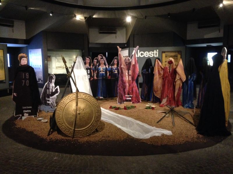 Siracusa. Inaugurata, oggi, la mostra Inda retrò dal titolo “La stirpe delle donne” al museo “P. Orsi”