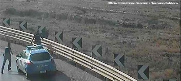 Foto salvataggio tentato suicidio scala greca siracusa times