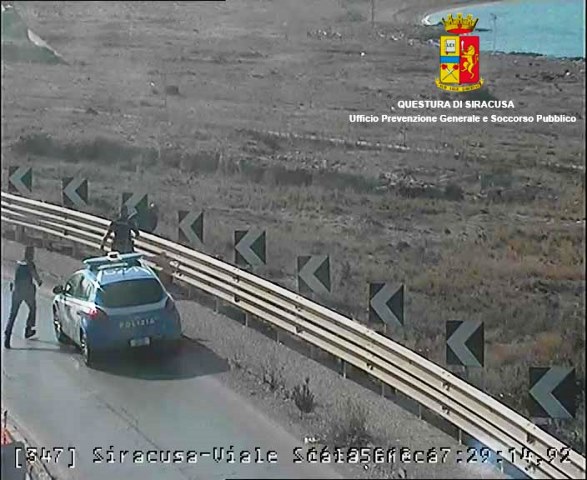 Siracusa, tenta il suicidio cercando di lanciarsi dal viadotto di viale Scala Greca. La Polizia salva un uomo