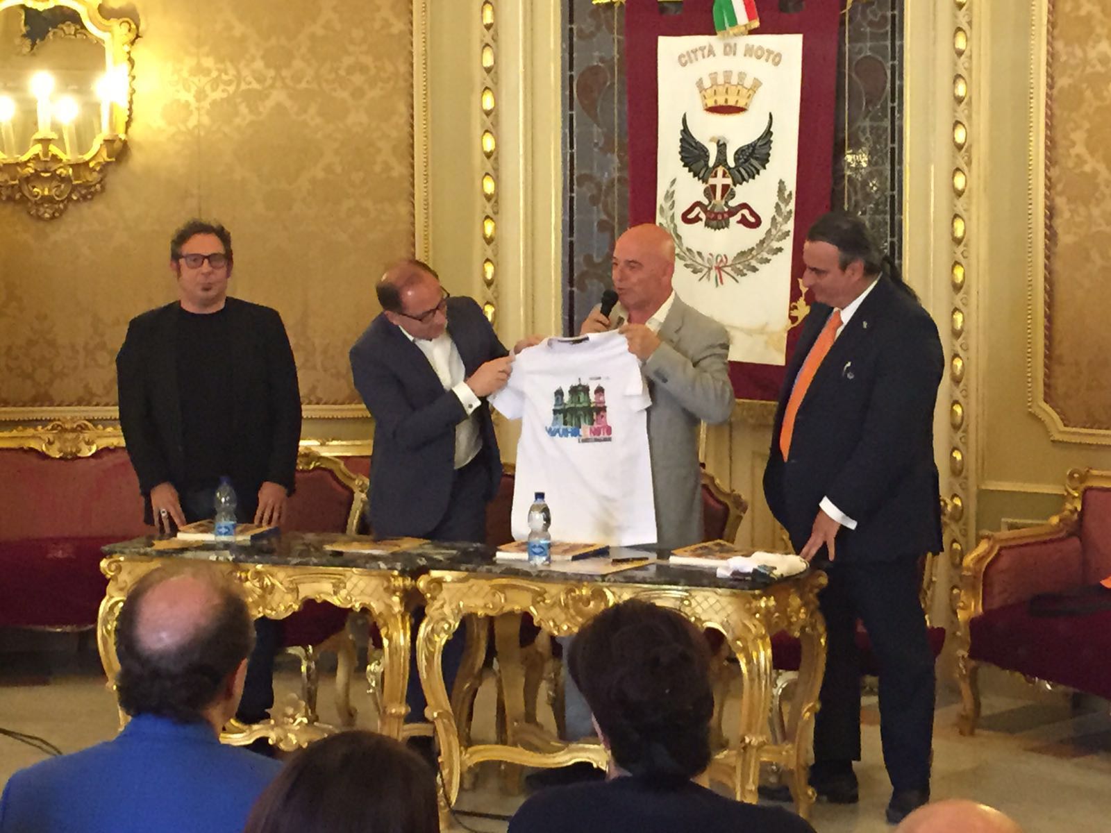 Dal 7 maggio al 28 agosto 2016 all’Ex Convitto Ragusa di Noto si terrà la mostra “Warhol è Noto”