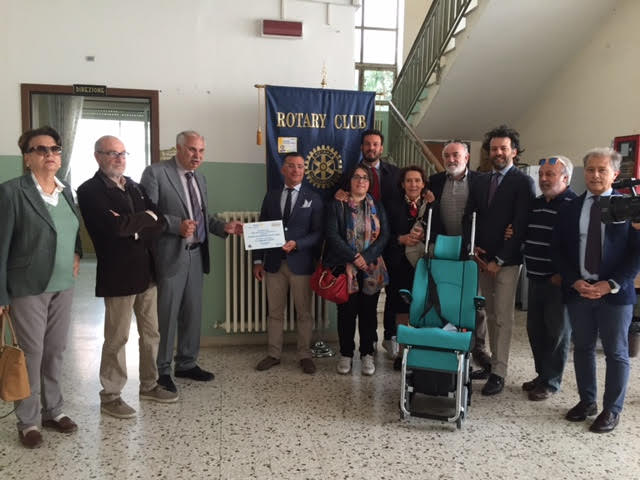 Il Rotary club Siracusa Monti Climiti ha donato, questa mattina, una sedia montascale all’istituto Lombardo Radice