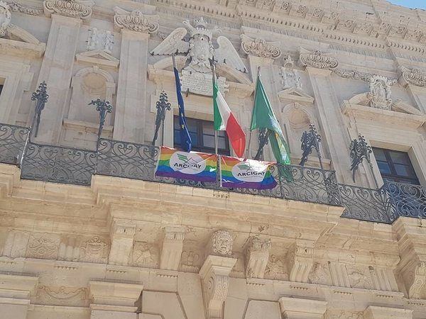Siracusa, giornata mondiale dell’omofobia: a Palazzo Vermexio sventolano le bandiere arcobaleno