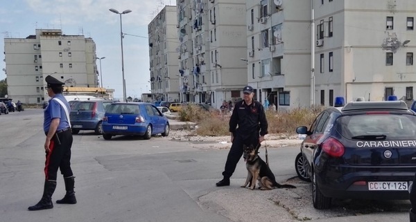 Siracusa, blitz dei Carabinieri in un palazzo di via Algeri: tre arresti