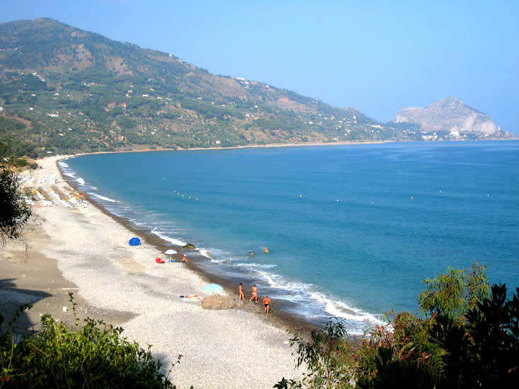 Sicilia, favori e assunzioni in cambio di concessioni dei lidi a Cefalù, arrestato ex capo Demanio