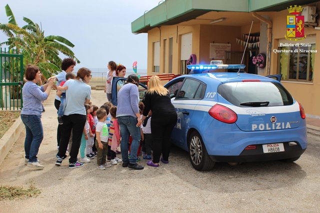 Siracusa: la Polizia di stato incontra i bambini dell’asilo S. Celentano