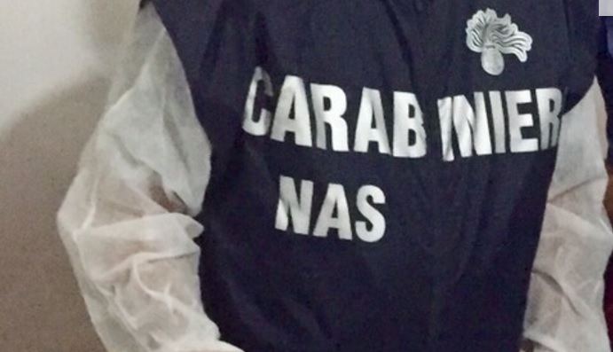 Siracusa, blatte e sporcizia: scattano i sigilli per un bar in Ortigia