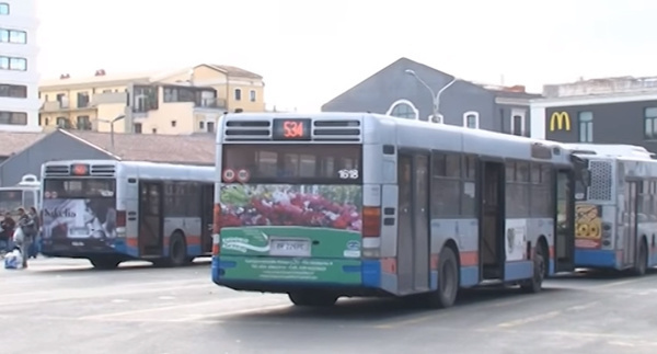 Catania, 82enne senza biglietto aggredisce i controllori con un coltello: denunciato