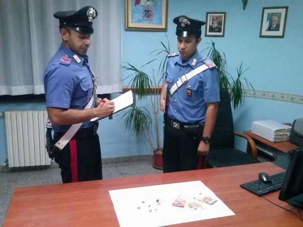 Floridia, non si fermano all’Alt dei Carabinieri: 29enne arrestato per spaccio stupefacenti