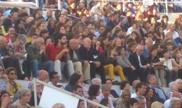 Il “profeta” del make up Diego Dalla Palma e il Vescovo canterino Staglianò tra il pubblico del Teatro Greco