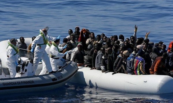 Catania. Sbarco di 652 migranti, fermati i presunti scafisti: dalla Libia in 121 in un solo gommone