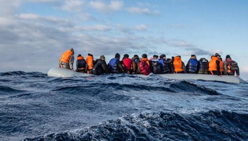 Naufragio nel Canale di Sicilia: morte 10 donne, soccorsi 107 migranti nel mare in tempesta