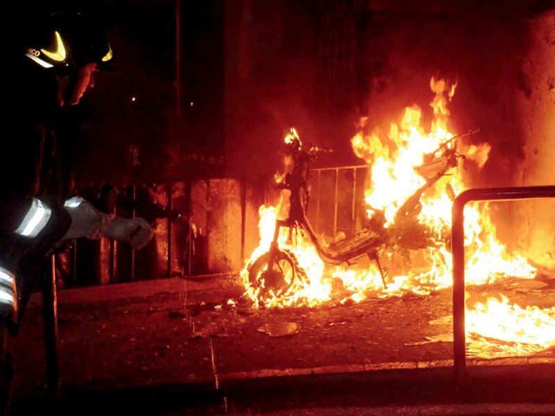 Siracusa, brucia un motorino in piazza San Giovanni: intervengono i Vigili del Fuoco