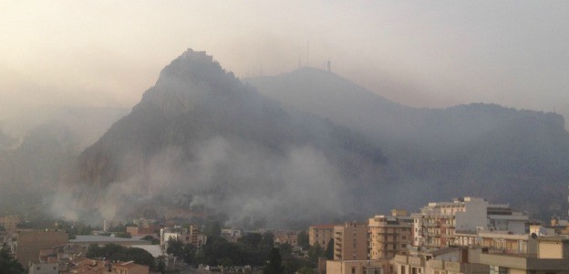 La Sicilia brucia: è ancora incubo incendi dopo 24 ore di inferno, da Siracusa partita una squadra dei Vigili del Fuoco