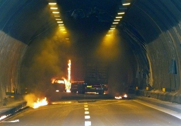 Incidente sull’autostrada Catania-Siracusa: fumo nella galleria San Demetrio, tre feriti