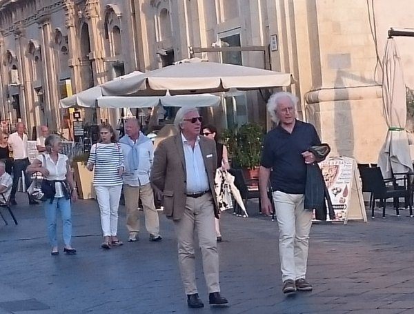 Noto, Luciano Benetton a spasso per la città barocca e una sosta al Caffè Sicilia