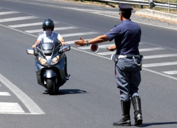 Lentini. Non si ferma all’Alt della Polizia, inseguimento in moto, poi ne denuncia il furto: è nei guai per simulazione di reato