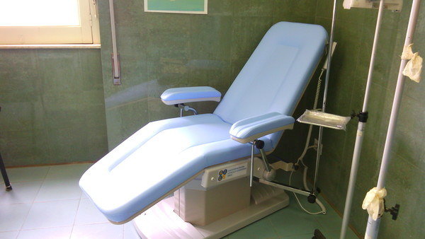 Siracusa, una poltrona per le infusioni ai pazienti sclerodermici: la donazione di AILS all’Umberto I