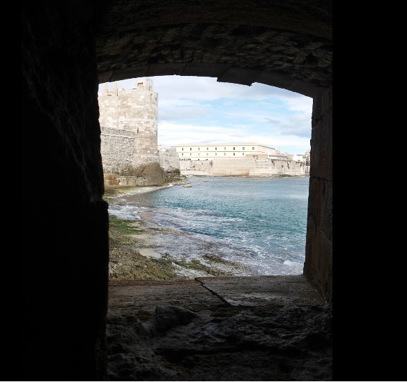 Siracusa, salutare l’arrivo dell’estate sulla spiaggetta del Castello Maniace