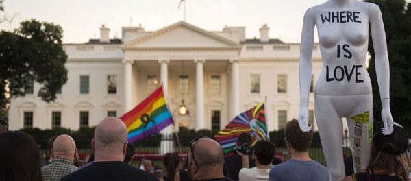 Una veglia in ricordo delle persone morte e ferite al Pulse a Washington DC, 12 giugno 2016 (ANDREW CABALLERO-REYNOLDS/AFP/Getty Images)