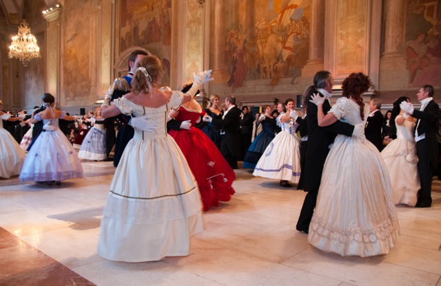 Siracusa, Ballo ottocentesco in piazza Duomo: musica e danze in pieno stile risorgimentale