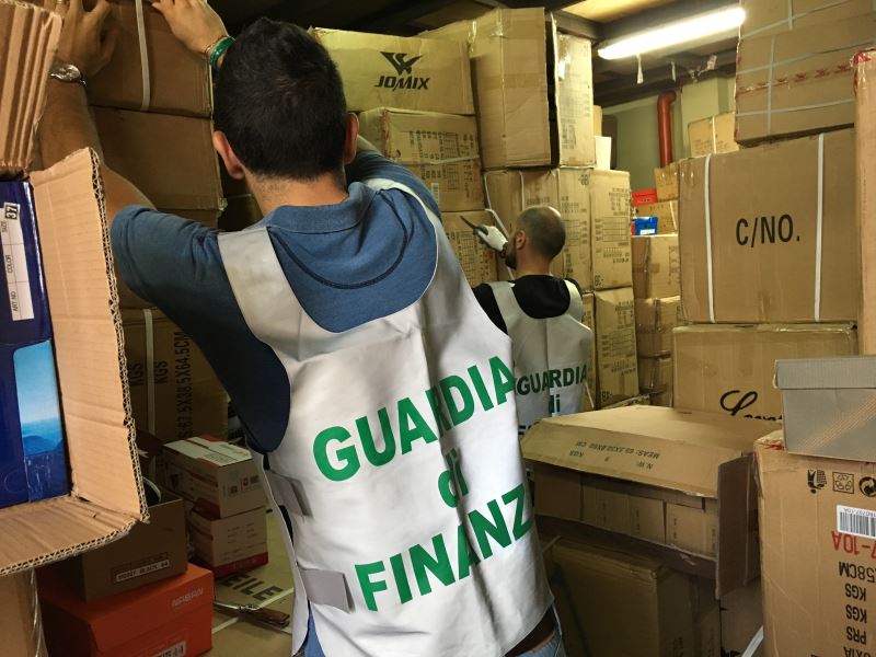 Catania. Scoperto deposito di “Adidas” contraffatte, denunciato cittadino cinese