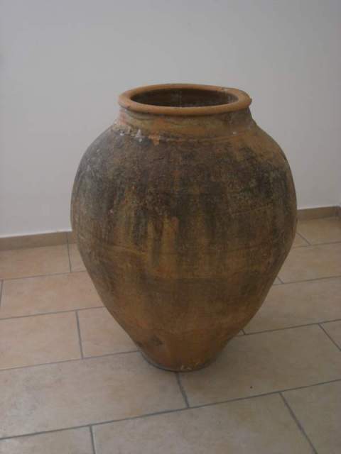 Lentini, la Polizia ritrova un’antica giara rubata: si cerca il proprietario, e anche i ladri