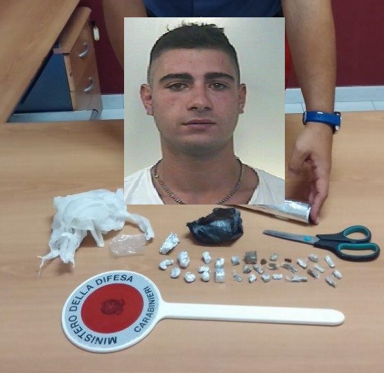 Avola, hashsih nascosta tra i trofei esposti in casa: arrestato spacciatore dai Carabinieri